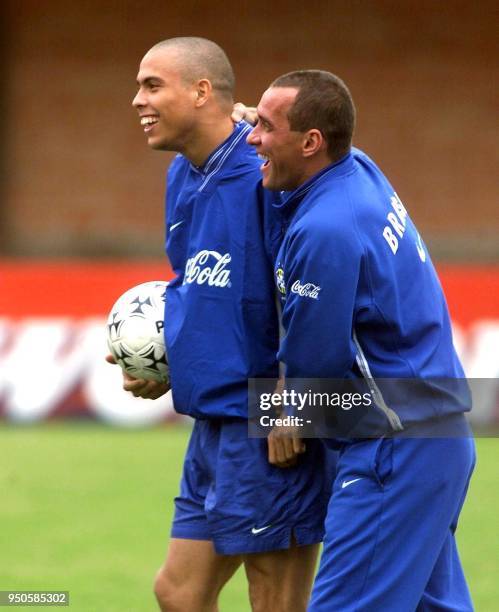 Brazilian soccer player Ronaldo laughs with assistant coach during training 29 June 1999 in Ciudad del Este, Paraguay. Ronaldo rie con uno de los...