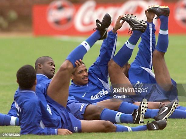 Brazilian soccer player Vampeta stretches with his teammates 29 June 1999 in Ciudad del Este, Paraguay. Vampeta, volante del equipo de Brasil realiza...