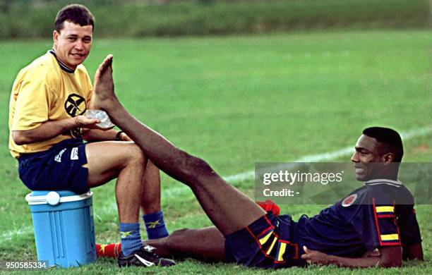 Columbian soccer player Harold Lozano has ice put on his foot in Asuncion, Paraguay 27 June 1999. Un ayudante no identificado atiende una lesion del...