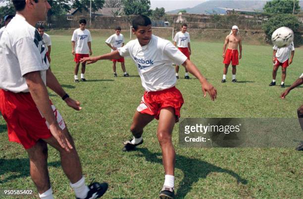 El delantero de la seleccion de Costa Rica Ronald Gomez junto a sus companeros realiza practicas durante un entreno 02 de Mayo en San Salvador previo...