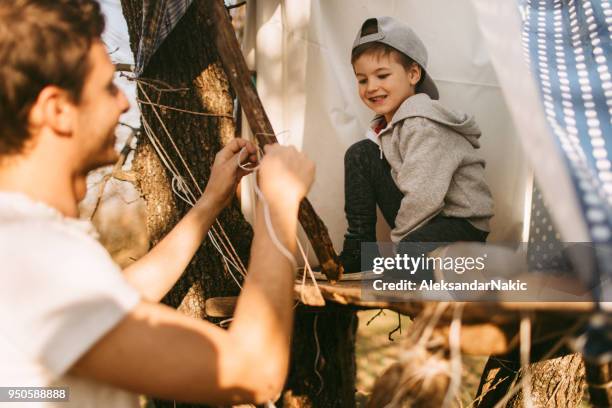 gemeinsam bauen ein baumhaus - baumhaus stock-fotos und bilder
