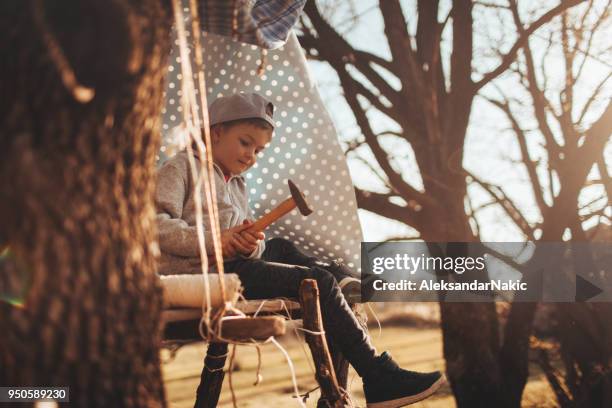 letzte anpassungen auf mein baumhaus - baumhaus stock-fotos und bilder