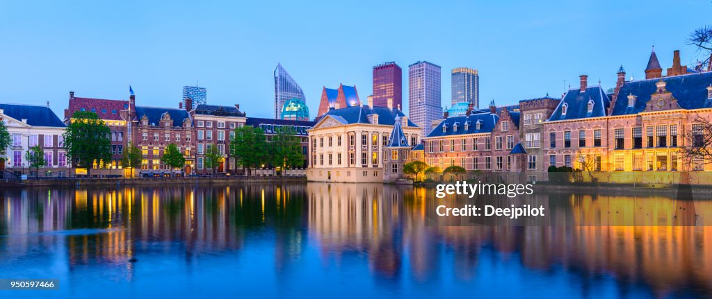 �ハーグ ダウンタウン街のスカイラインや夕暮れ、オランダの議会の建物の全景