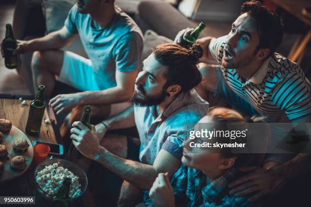 groep vrienden om thuis te zitten en kijken naar een spel van sporten in ongeloof. - pre game stockfoto's en -beelden