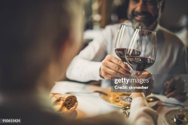 primo piano di tostatura con vino in un ristorante! - red wine foto e immagini stock