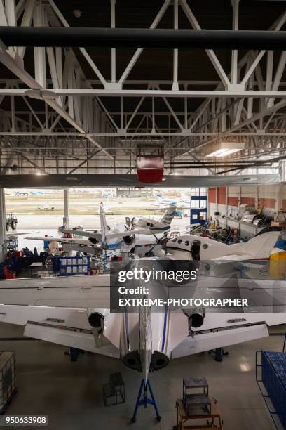 aviones en el hangar - aviacion fotografías e imágenes de stock