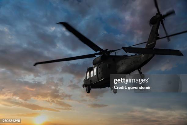 military helicopter flaying at sunset - helicóptero militar imagens e fotografias de stock
