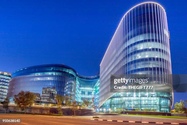 discovery building in sandton, south africa - sandton cbd stock pictures, royalty-free photos & images