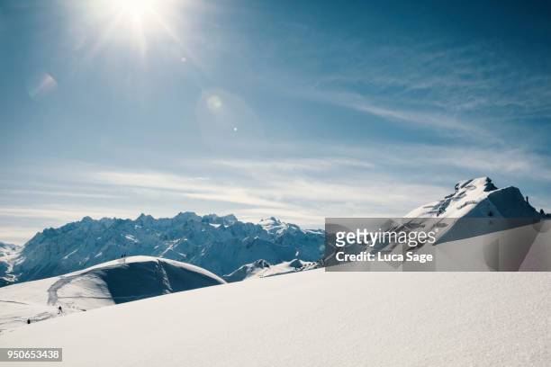 a snowy mountain vista in verbier, switzerland. - mountain snow skiing foto e immagini stock