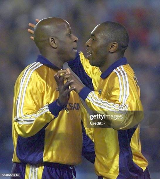 Les joueurs de l'Olympique de Marseille, Titi Camara et Cyril Domoraud laissent éclater leur joie après la qualification de leur équipe, le 16 mars...