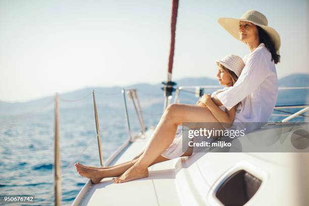 moeder en dochter genietend van op jacht - luxury family stockfoto's en -beelden