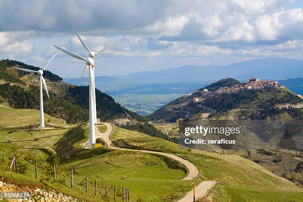 turbina eólica de abruzzo - mezzogiorno - fotografias e filmes do acervo