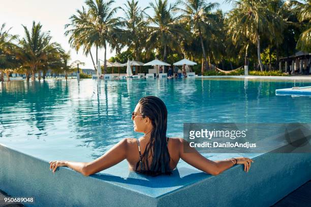 aproveitando a piscina - women sunbathing pool - fotografias e filmes do acervo