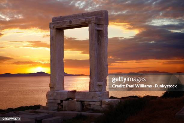 portara, doorway, entrance, ruins of the ancient apollo temple, naxos, cyclades island, greece - templo de apolo naxos imagens e fotografias de stock