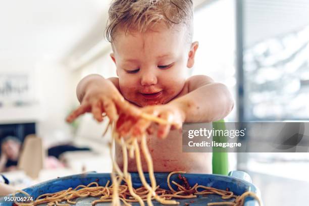 baby boy essen spaghetti - toddler mess stock-fotos und bilder