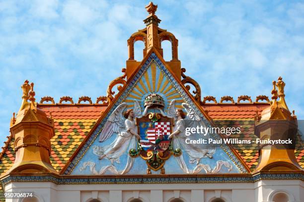 roof with typical tiles from zsolnay, postpalais building, pecs, hungary - baranya imagens e fotografias de stock