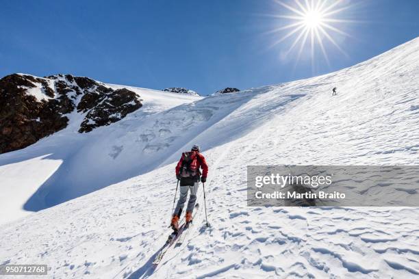 ski tourer ascending finailspitze in schnals at schnalstal glacier, schnalstal, meraner land, south tyrol province, trentino-alto adige region, italy - val senales imagens e fotografias de stock