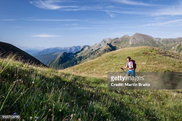 mountaineer on the way up to the wurmaulspitze, valsertal, above vals, pfunderer mountains, eisacktal, province of south tyrol, region of trentino-alto adige, italy - alpes de zillertal fotografías e imágenes de stock