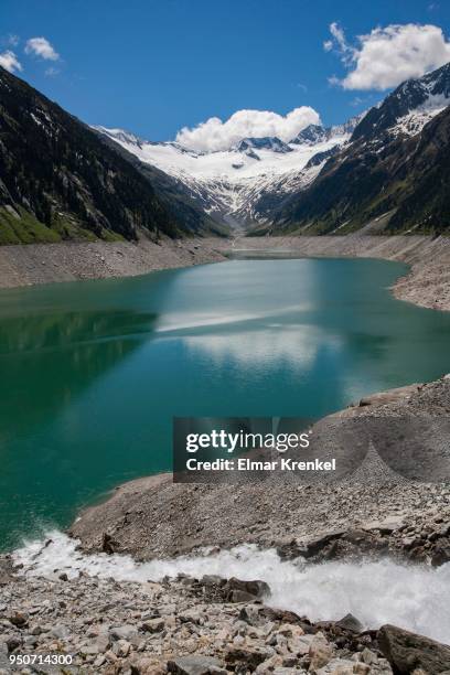 lake schlegeis, schlegeis reservoir, in the back glacier schlegeiskees with hochfeiler, zillertal alps, zillertal, tyrol, austria - alpes de zillertal fotografías e imágenes de stock