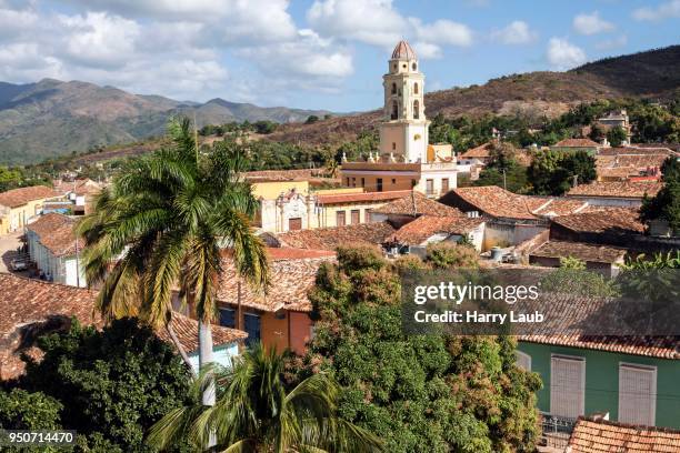 view from tower of museo de historia municipal, city museum, view of roofs of the historic city centre and bell tower of iglesia y convento de san francisco, trinidad, sancti spiritus province, cuba - museo de historia natural museo stock-fotos und bilder