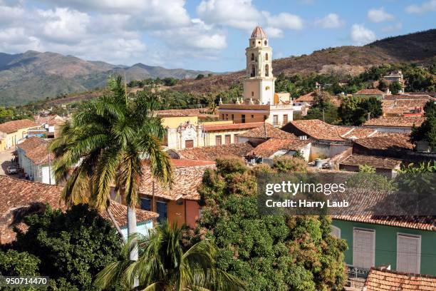 view from tower of museo de historia municipal, city museum, view of roofs of the historic city centre and bell tower of iglesia y convento de san francisco, trinidad, sancti spiritus province, cuba - sancti spiritus provincie stockfoto's en -beelden