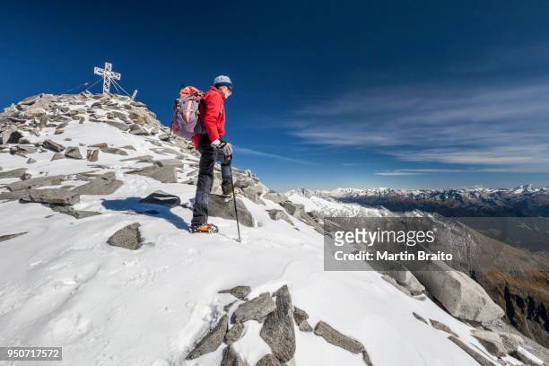 mountain climber on the summit during the ascent to the hoher weisszint, zillertal alps, lappach muehlwaldertal, tauferer ahrntal, puster valley, province of south tyrol, region of trentino-alto adige, italy - alpes de zillertal fotografías e imágenes de stock