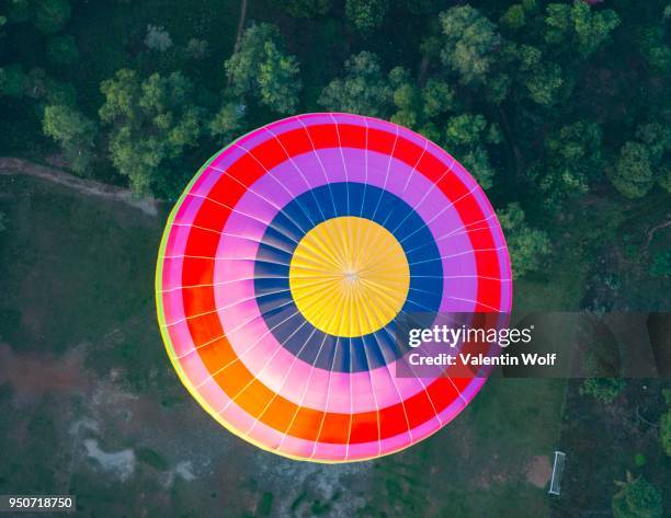 colorful hot air balloon in the air from above, bird&#39;s eye view, vang vieng, vientiane province, laos - vang vieng balloon stockfoto's en -beelden