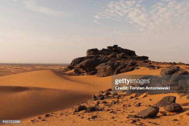 sand dunes near meroe, nubian desert, nubia, sudan - meroe bildbanksfoton och bilder