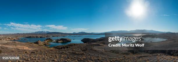 dry landscape with lake mead, lake mead national recreation area, nevada, usa - lake mead national recreation area stockfoto's en -beelden