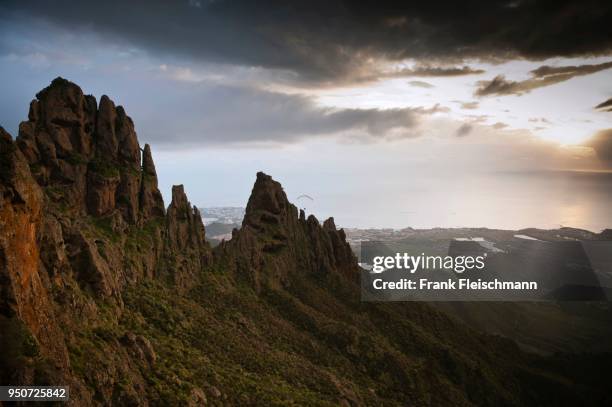 volcanic landscape, volcanoes, volcanic stone, playa de las americas and atlantic coast behind, tenerife, spain - playa de las americas stock-fotos und bilder