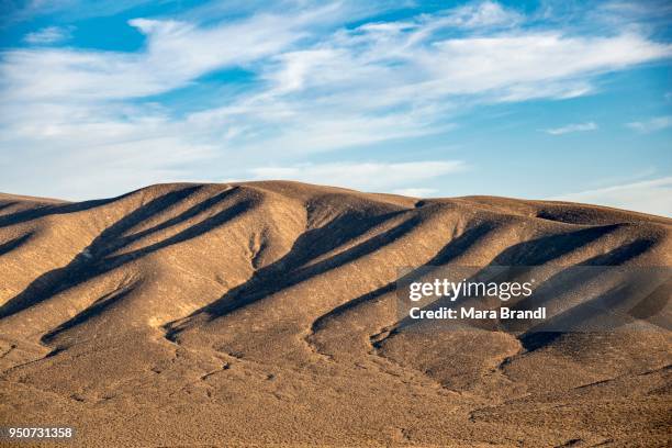 bare mountains, petrified dunes, death valley, death valley national park, california, usa - howse peak stock-fotos und bilder