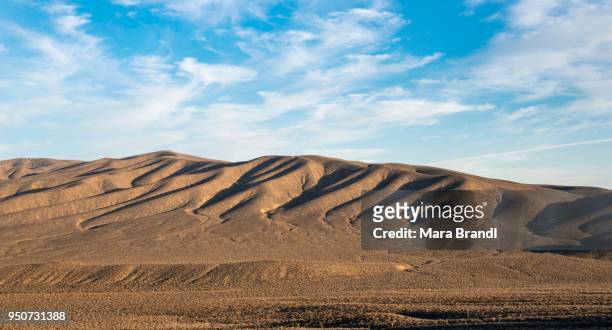 bare mountains, petrified dunes, death valley, death valley national park, california, usa - howse peak stock-fotos und bilder