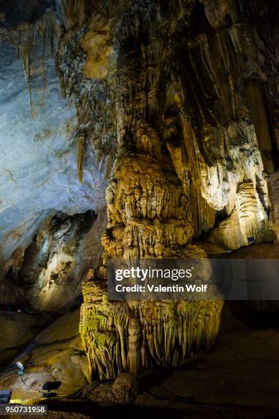 illuminated cave, stalactites, thien d??ng cave, paradise cave paradise cave, national park phong nha-ke bang, phong nha, quang binh, vietnam - phong nha kẻ bàng national park fotografías e imágenes de stock