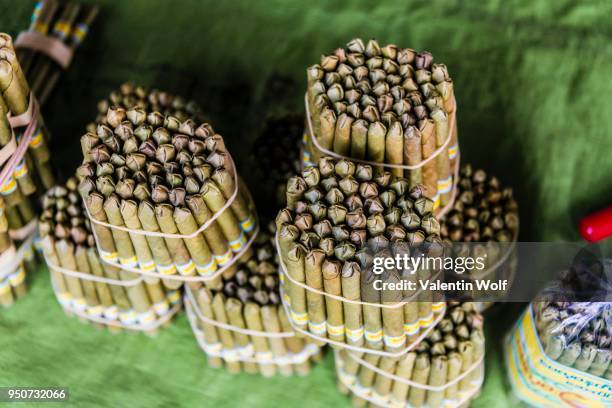 cigars, cigarillos in bundles, cheroot cigars, market in nampan, inle lake, shan state, myanmar - cheroot foto e immagini stock