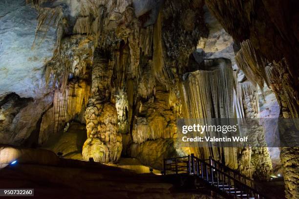 illuminated cave, stalactites, thien d??ng cave, paradise cave paradise cave, national park phong nha-ke bang, phong nha, quang binh, vietnam - thien duong cave stock pictures, royalty-free photos & images