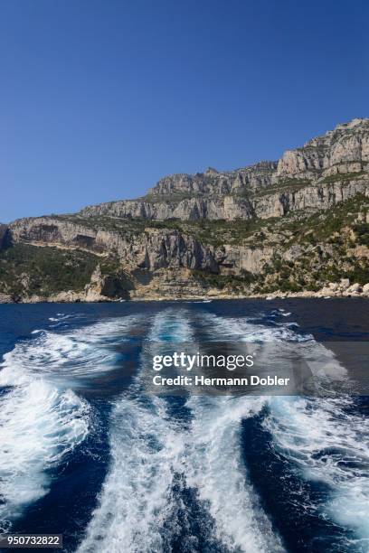 wake behind a boat, mediterranean, calanques national park, marseille, provence, cote dazur, france - hermann park stock-fotos und bilder