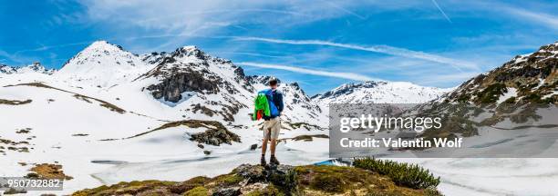 hiker stands in front of mountain landscape, snow melts, rohrmoos-untertal, schladming tauern, schladming, styria, austria - howse peak stock-fotos und bilder