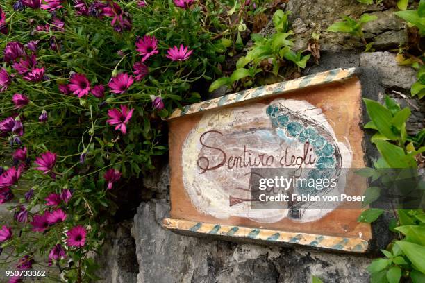 sign post sentiero degli dei, way of the gods, hiking trail in nocelle, amalfi coast, costiera amalfitana, province of salerno, campania, italy - sentiero fotografías e imágenes de stock