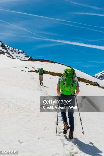 two hikers walk over snowfield, rohrmoos-untertal, schladming tauern, schladming, styria, austria - howse peak 個照片及圖片檔