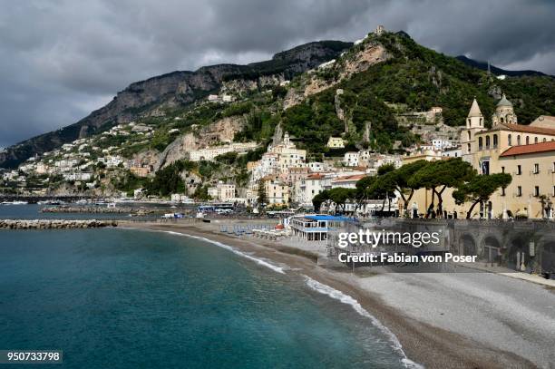 view of the village amalfi, amalfi coast, costiera amalfitana, province of salerno, campania, italy - howse peak stock-fotos und bilder