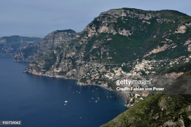 view of the village positano, amalfi coast, costiera amalfitana, province of salerno, campania, italy - howse peak stock-fotos und bilder