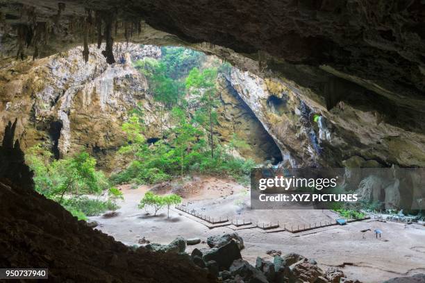 phraya nakhon cave, khao sam roi yot nationalpark, prachuap khiri khan province, thailand - phraya-nakhon-cave photos et images de collection