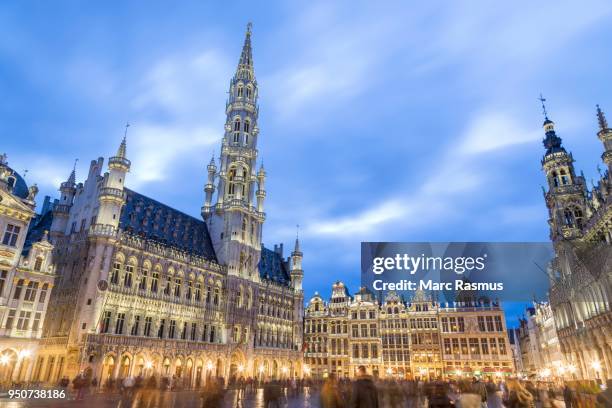 city hall hotel de ville and baroque facade houses at the grand-place grote markt, brussels, belgium - grote market stock pictures, royalty-free photos & images