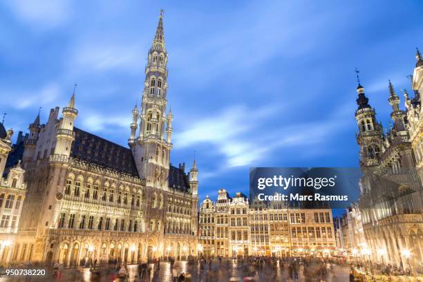 city hall hotel de ville and baroque facade houses at the grand-place grote markt, brussels, belgium - brussels square stock-fotos und bilder