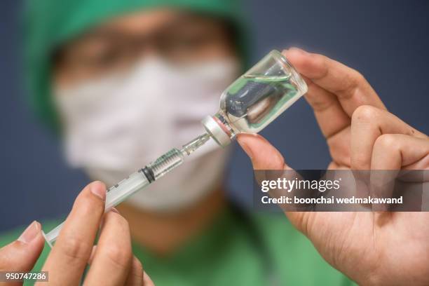 doctor hold syringe prepare for injection,epidural analgesia,epidural nerve block, spinal block,health care concept. - anesthetic foto e immagini stock