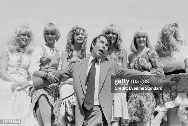 British entertainer and television personality Leslie Crowther with the dancers from his show 'The Blondes' Stephanie Lawrence, Jill Nicholson, Liz...