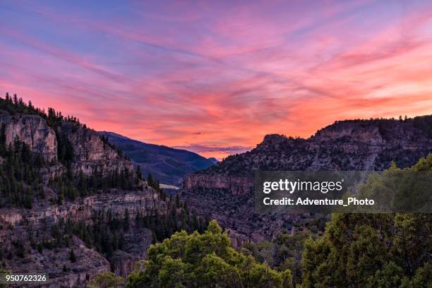 rosa wolken sonnenuntergang landschaft glenwood canyon - interstate 70 stock-fotos und bilder