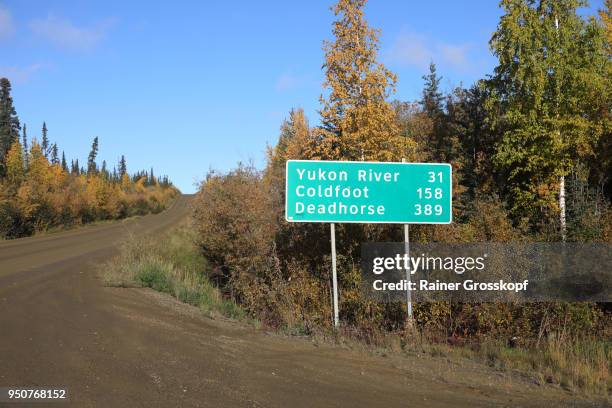 begin of dalton highway near livengood - rainer grosskopf photos et images de collection