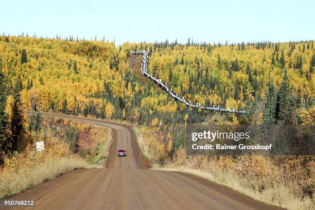 trans-alaska pipeline and dalton highway - rainer grosskopf photos et images de collection