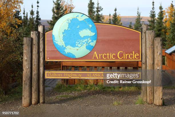 arctic circle at dalton highway - rainer grosskopf photos et images de collection